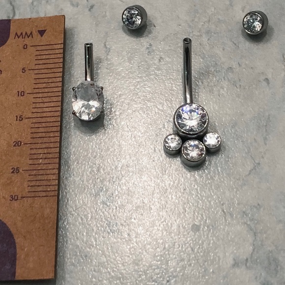 Anatometal 14G Titanium Navel Tri-Cluster CZ Stone - Picture 4 of 5